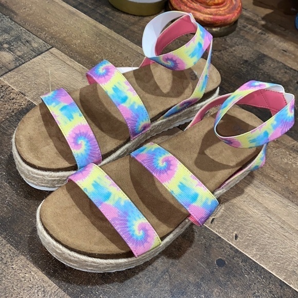 Girls platform sandals sz 6 NWT elastic stretch bands tie dye flat form - Picture 1 of 4